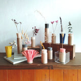 すべて手作りのドライフラワーと紙製花器の1セット