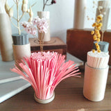 すべて手作りのドライフラワーと紙製花器の1セット