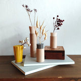 すべて手作りのドライフラワーと紙製花器の1セット