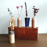 すべて手作りのドライフラワーと紙製花器の1セット